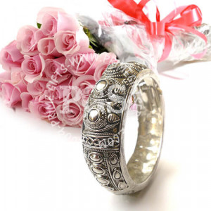 Mothers Day Deal of Pink Roses with Kangan Mothers Day Deal of Pink Roses with Kangan